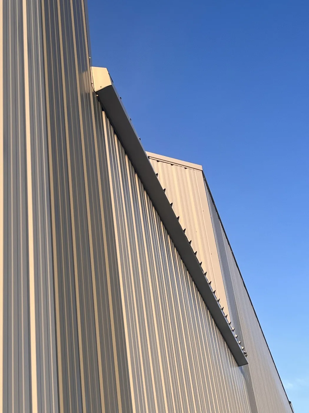 Bardage métallique neuf posé sur isolation thermique par l'extérieur d'un ensemble commercial