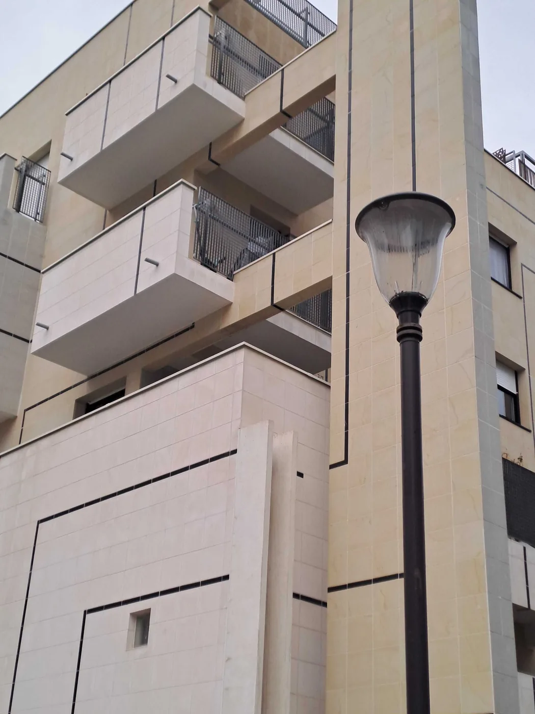 Façade d'une résidence de logements après ravalement et rénovation globale
