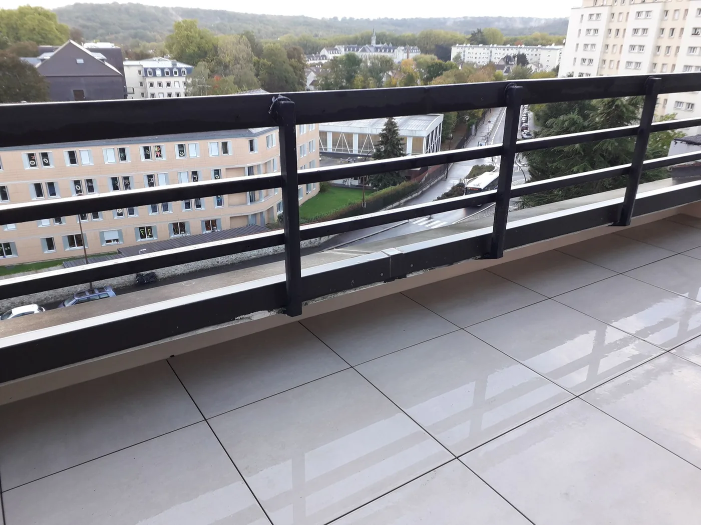 Toiture-terrasse privative rénovée avec dalles sur plots après reprise de l'étanchéité et de l'isolation